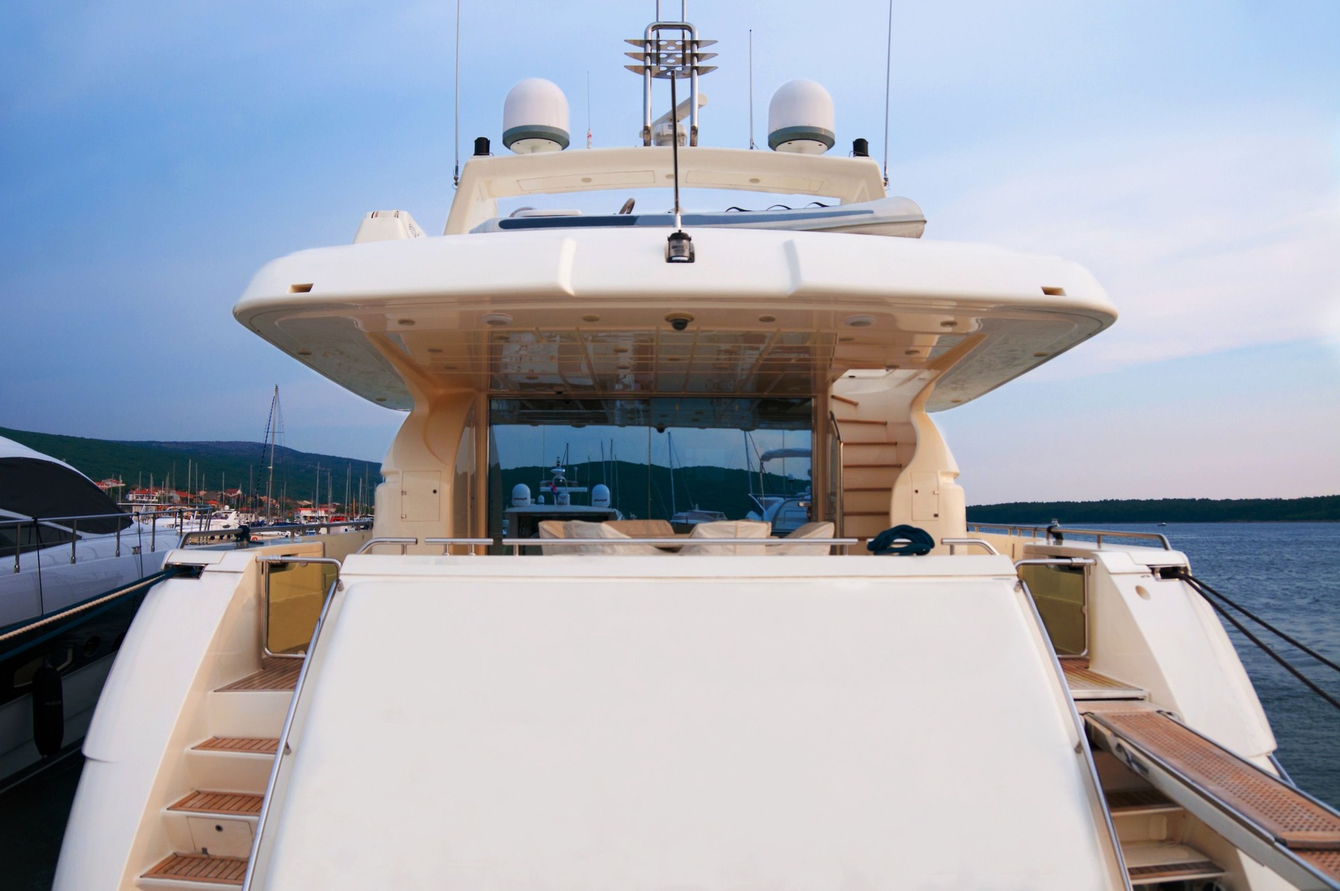 Yate en la marina Punat blanco